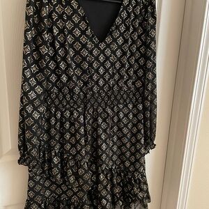 Chic Black and White Geometric Long Sleeve Dress